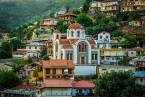 Ορεινό χωριό με εκκλησία ανάμεσα σε κεραμοσκεπή σπίτια