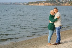 Ζευγάρι μεγαλύτερης ηλικίας αγκαλιασμένο σε παραλία