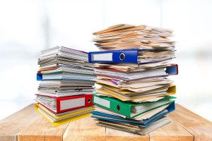 Οργανωμένοι φάκελοι με έγγραφα πάνω σε ένα γραφείο