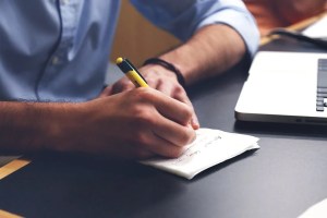 Χειραψία πάνω από ένα γραφείο μετά από συζήτηση