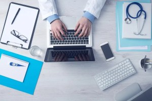 Γυναίκα συμπληρώνει προσεκτικά ένα ιατρικό ερωτηματολόγιο