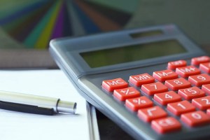 Αριθμομηχανή με κόκκινα πλήκτρα