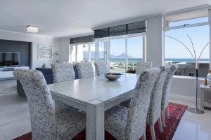Φωτεινό διαμέρισμα με τραπεζαρία και θέα στη θάλασσα