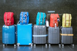 Βαλίτσες και σακίδια στη σειρά, έτοιμα για μετακόμιση