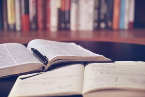 Ένα βιβλίο νόμων και γυαλιά πάνω σε γραφείο