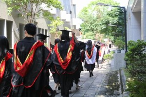 Απόφοιτοι με τόγες περπατούν μετά την τελετή