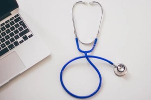 Στηθοσκόπιο δίπλα σε φορητό υπολογιστή