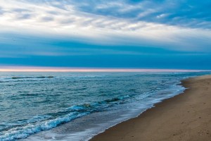 Ήρεμη θάλασσα στο πρώτο φως της μέρας