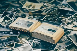 Ανοιχτό οικογενειακό άλμπουμ πάνω σε παλιές ασπρόμαυρες φωτογραφίες