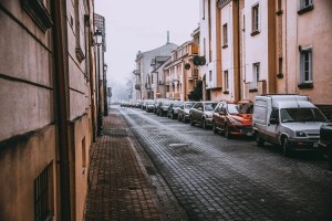 Σταθμευμένα αυτοκίνητα σε πλακόστρωτο δρόμο παλιάς πόλης