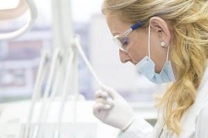 Μια γιατρός με μάσκα και προστατευτικά γυαλιά στο ιατρείο