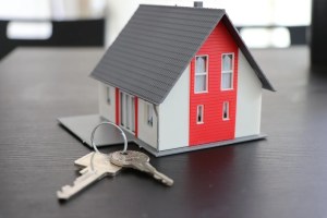 Μικρό ομοίωμα σπιτιού με ένα ζευγάρι κλειδιά