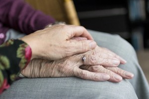 Ηλικιωμένα χέρια ακουμπούν ήρεμα το ένα πάνω στο άλλο