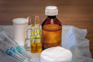 Σύριγγες, αμπούλες και φιαλίδιο φαρμάκου σε τραπέζι