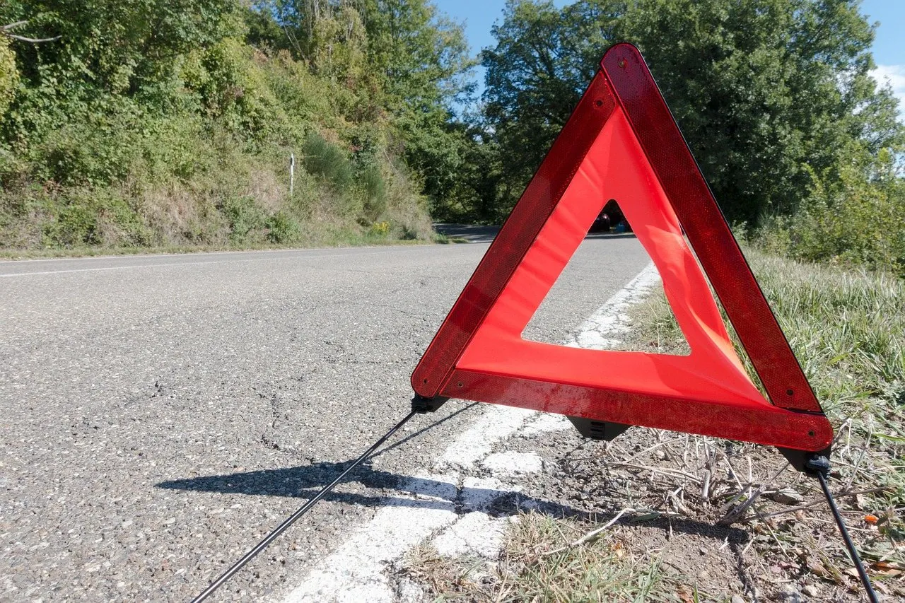 Τρίγωνο ασφαλείας στην άκρη επαρχιακού δρόμου